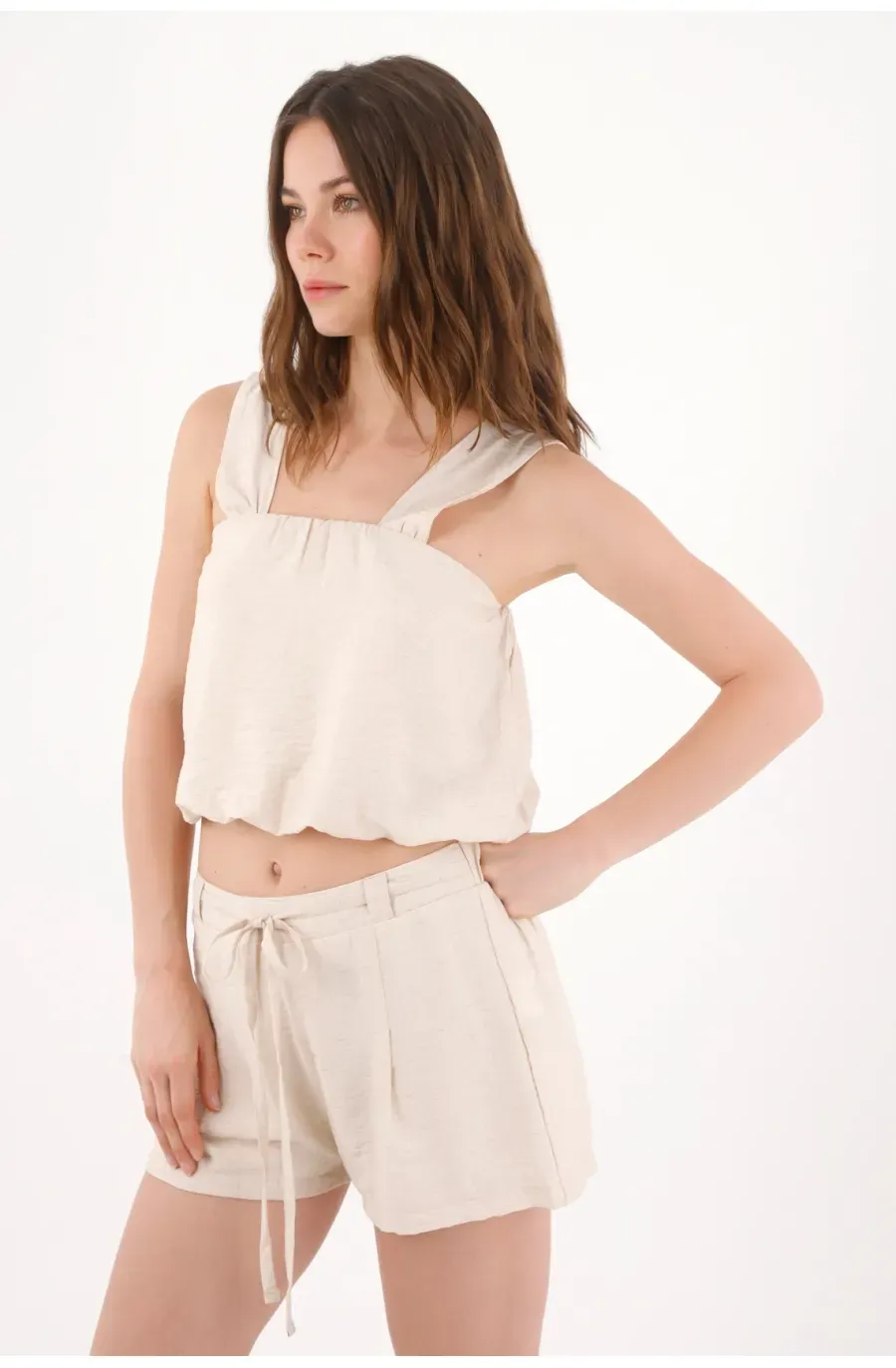 Bermuda fit relajado con lazo frontal en beige para mujer