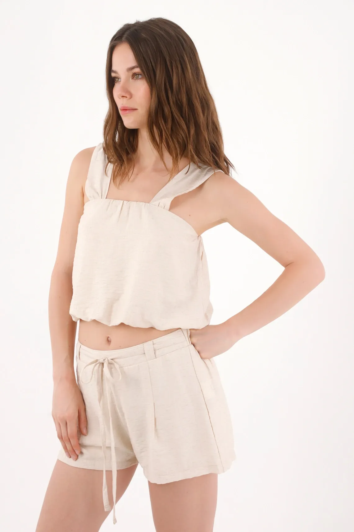 Bermuda fit relajado con lazo frontal en beige para mujer