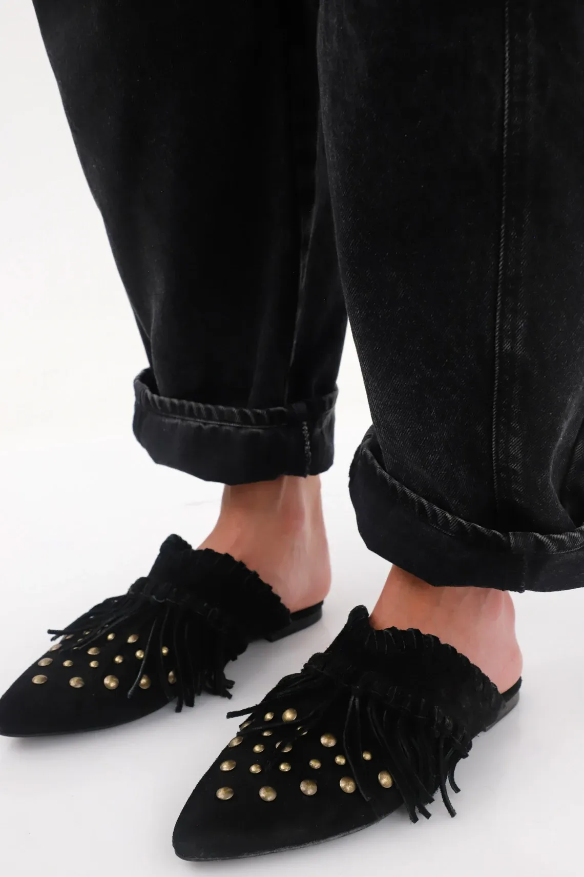Sueco punta fina con flecos y tachas en cuero negro para mujer
