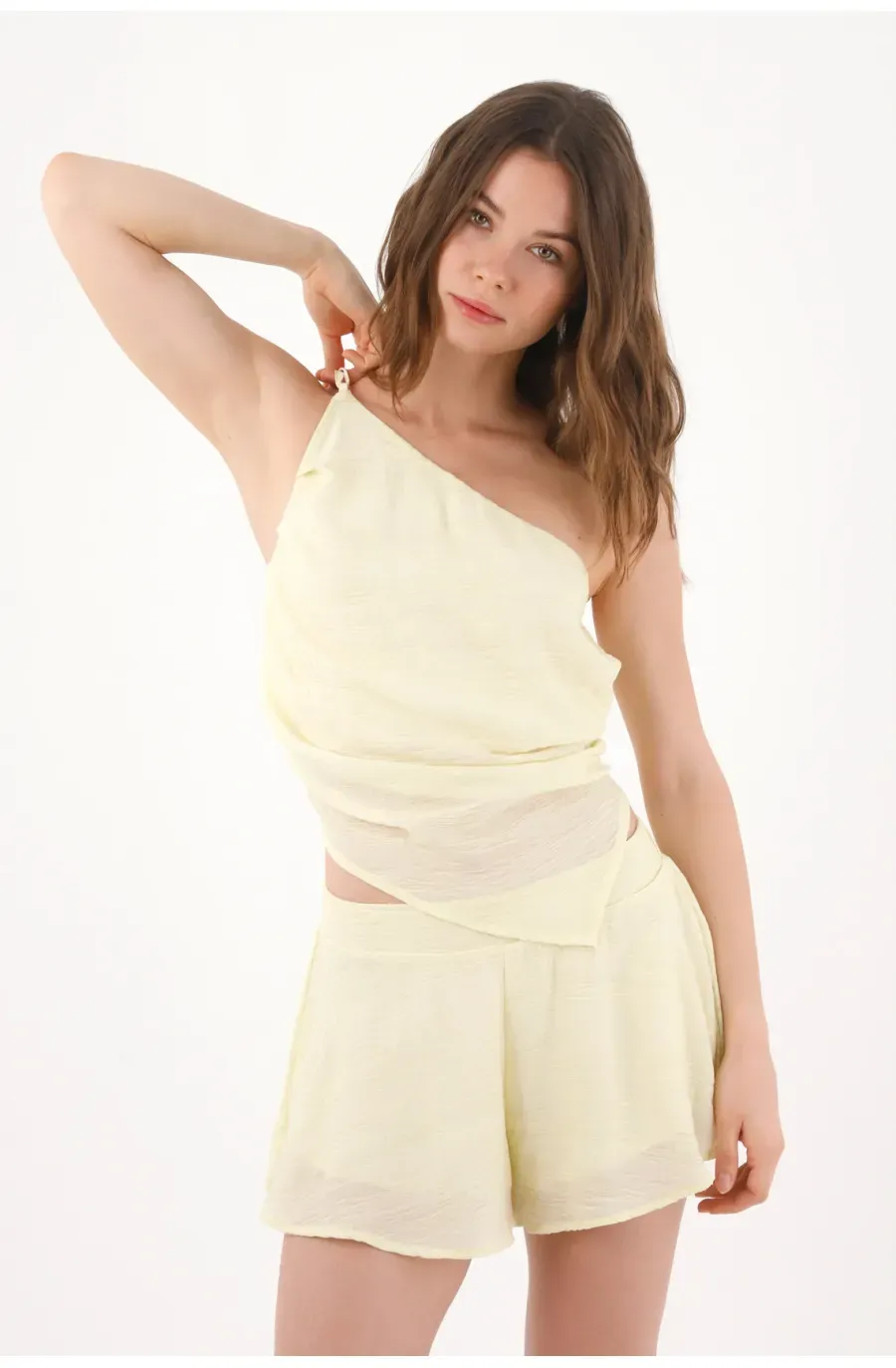 Bermuda fit fluido con textura amarillo pastel para mujer