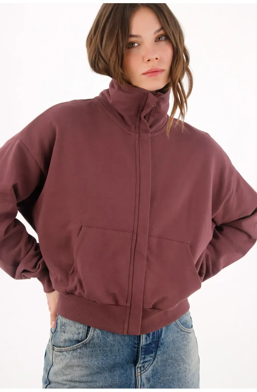 Buzo fit relajado con cuello alto en algodón vinotinto para mujer