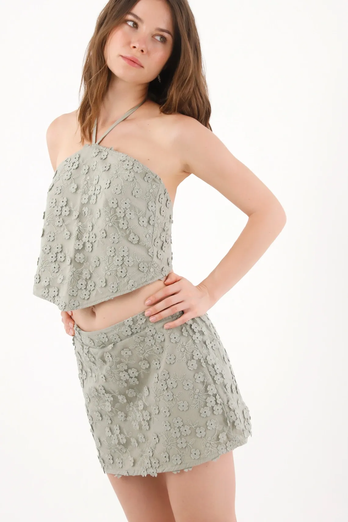Top de cuello descubierto de silueta suelta con flores 3D en verde salvia para mujer