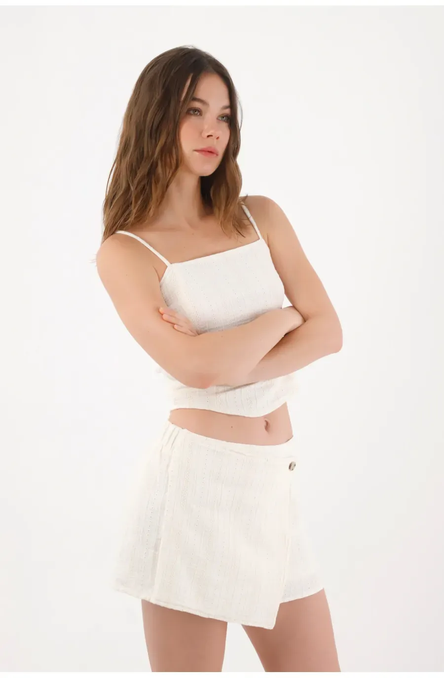 Falda mini corte A con cruce frontal en algodón marfil para mujer