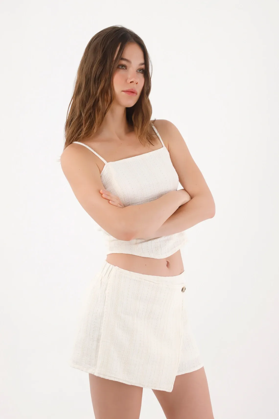 Falda mini corte A con cruce frontal en algodón marfil para mujer