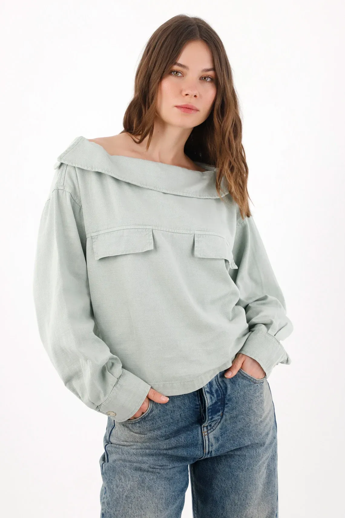 Camisa relajada con cuello barco de solapa ancha en verde salvia para mujer