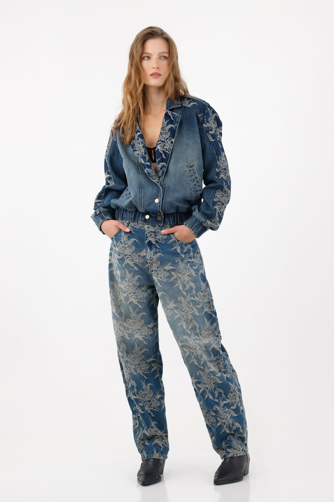 Jean relax fit con estampado floral en denim para mujer