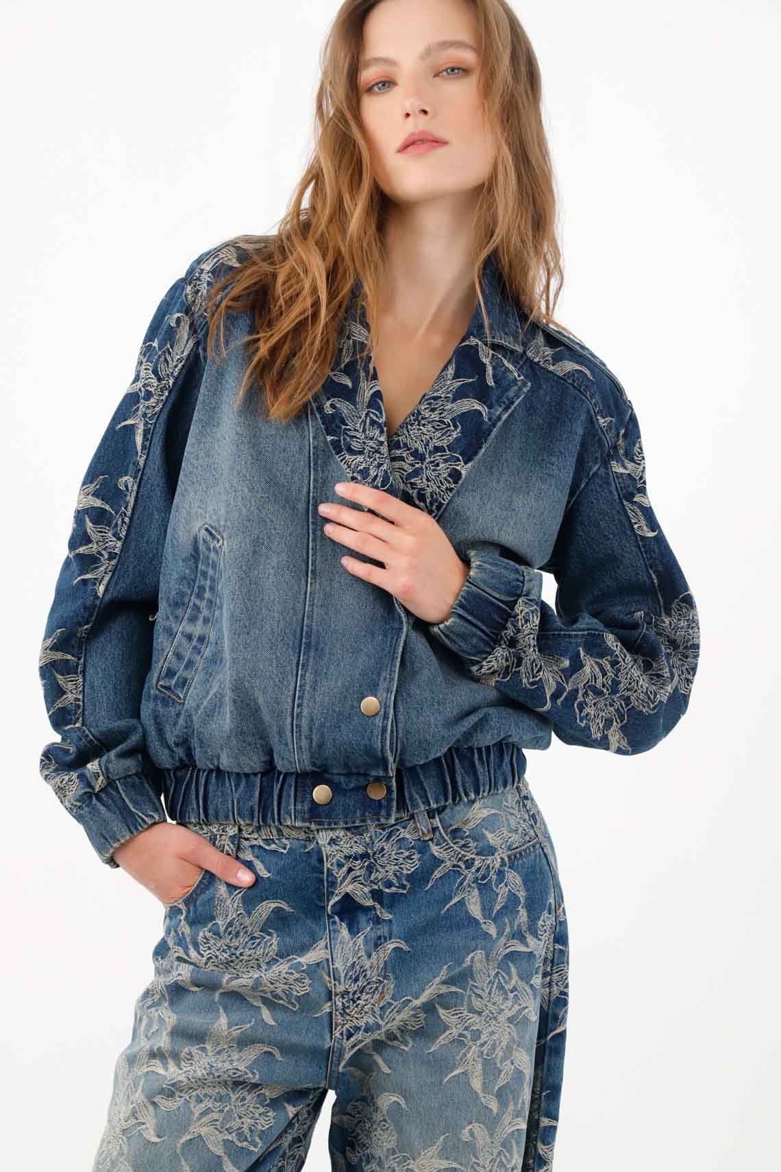 Chaqueta bomber fit relajado con bordado floral en algodón azul índigo para mujer
