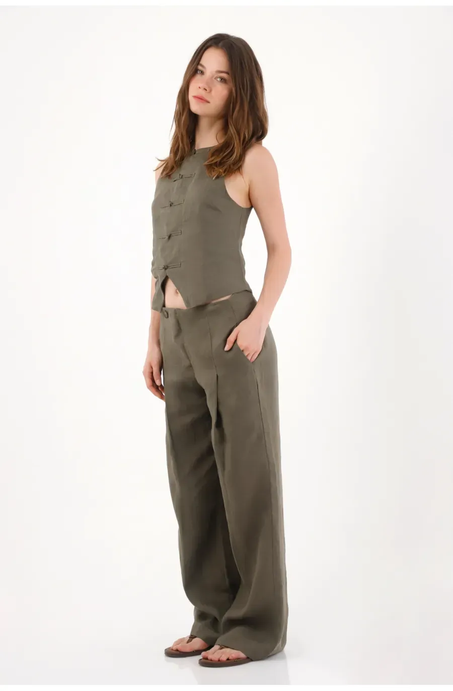 Pantalón wide leg con pinzas frontales en lino verde oliva para mujer