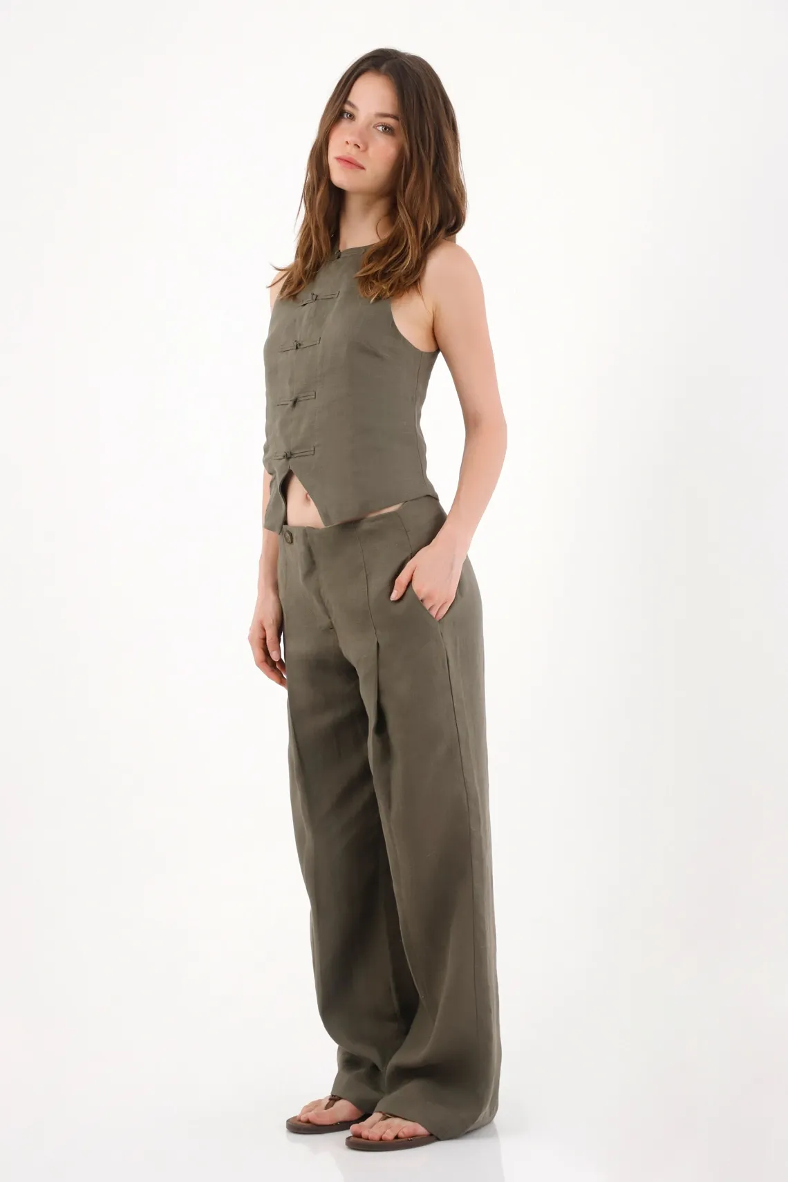 Pantalón wide leg con pinzas frontales en lino verde oliva para mujer