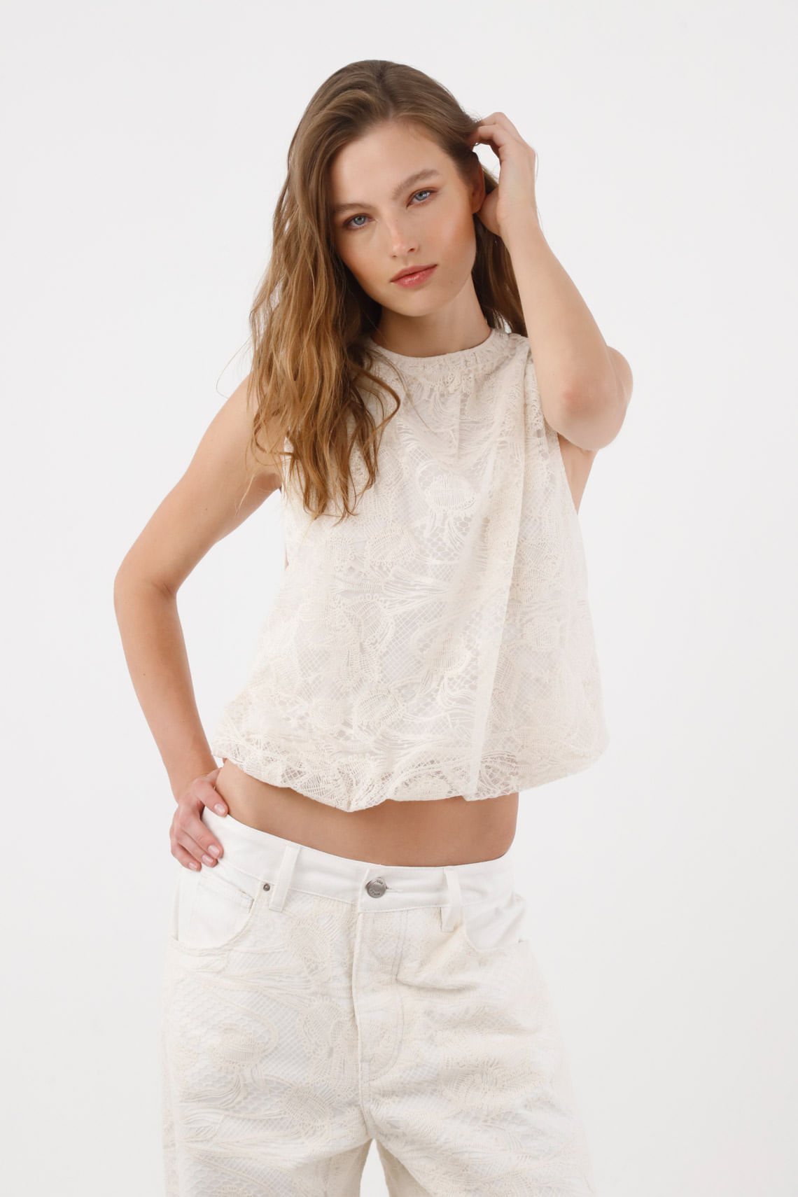 Blusa holgada corta con textura floral en encaje marfil para mujer