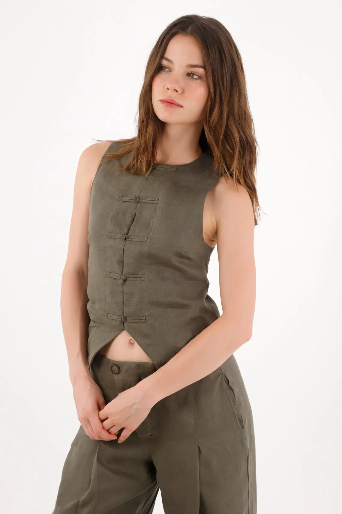 Chaleco ajustado con broches frontal en lino verde oliva para mujer
