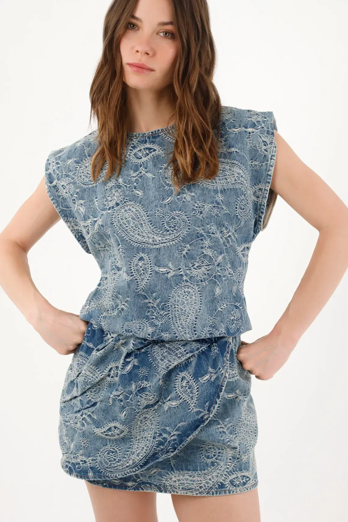 Vestido corto relajado con falda tulip cruzada en azul para mujer