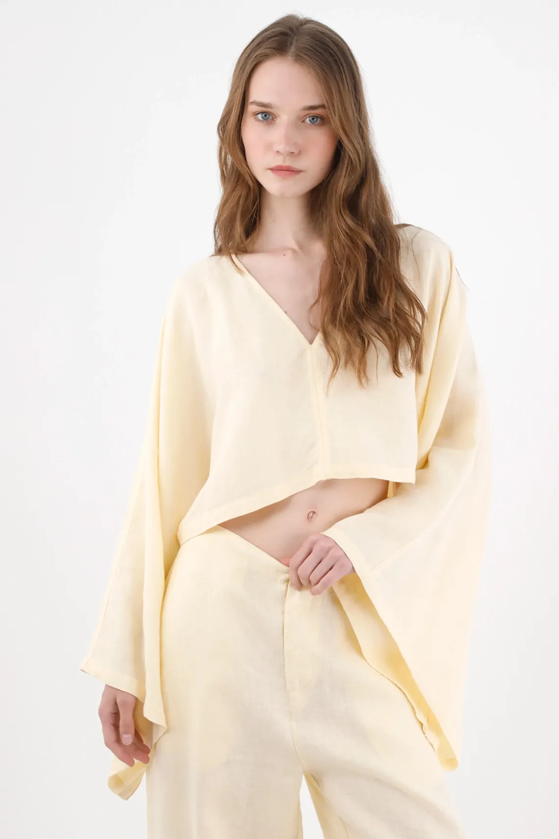 Camisa fit relajado con mangas kimono en lino amarillo pastel para mujer