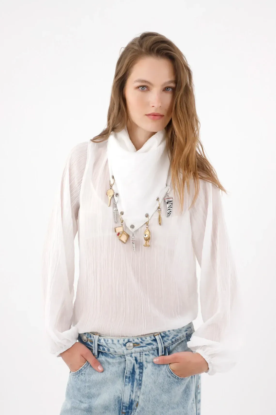 Camisa fit relajado con detalle superior en blanco para mujer