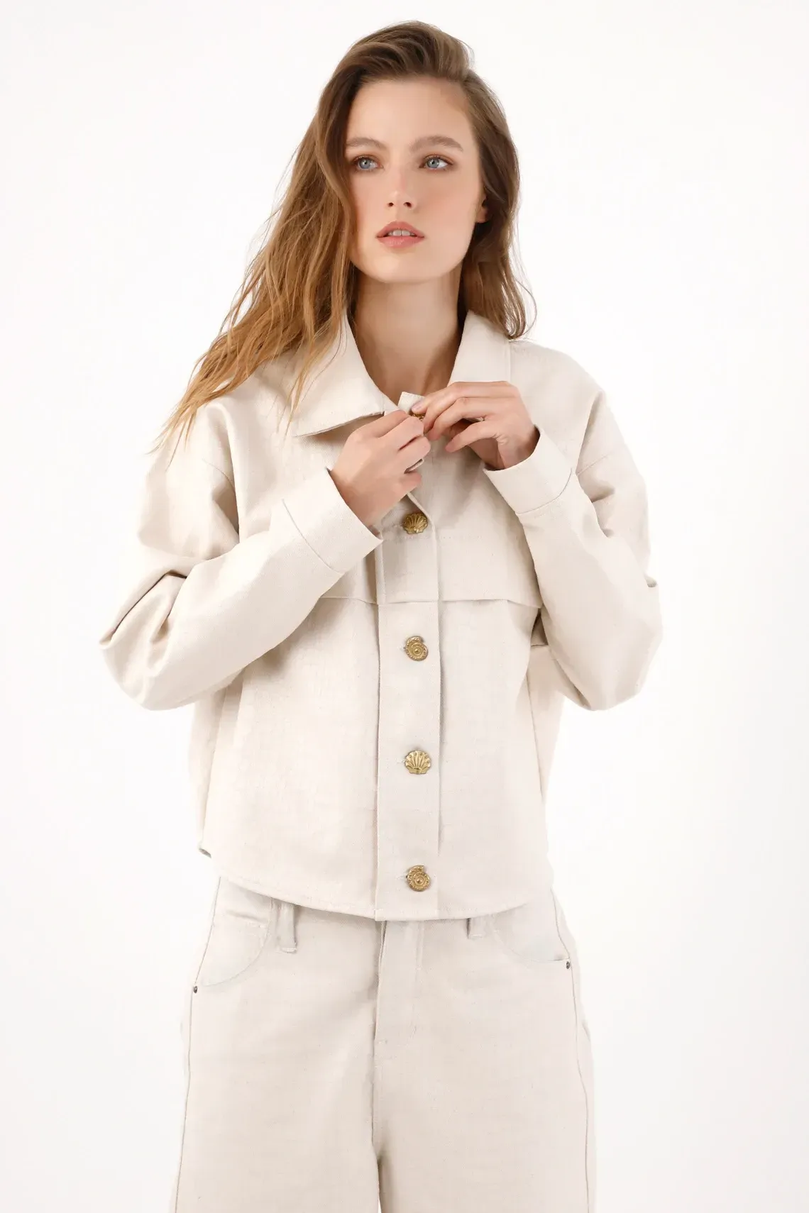 Chaqueta relajada con botones dorados de algodón beige para mujer
