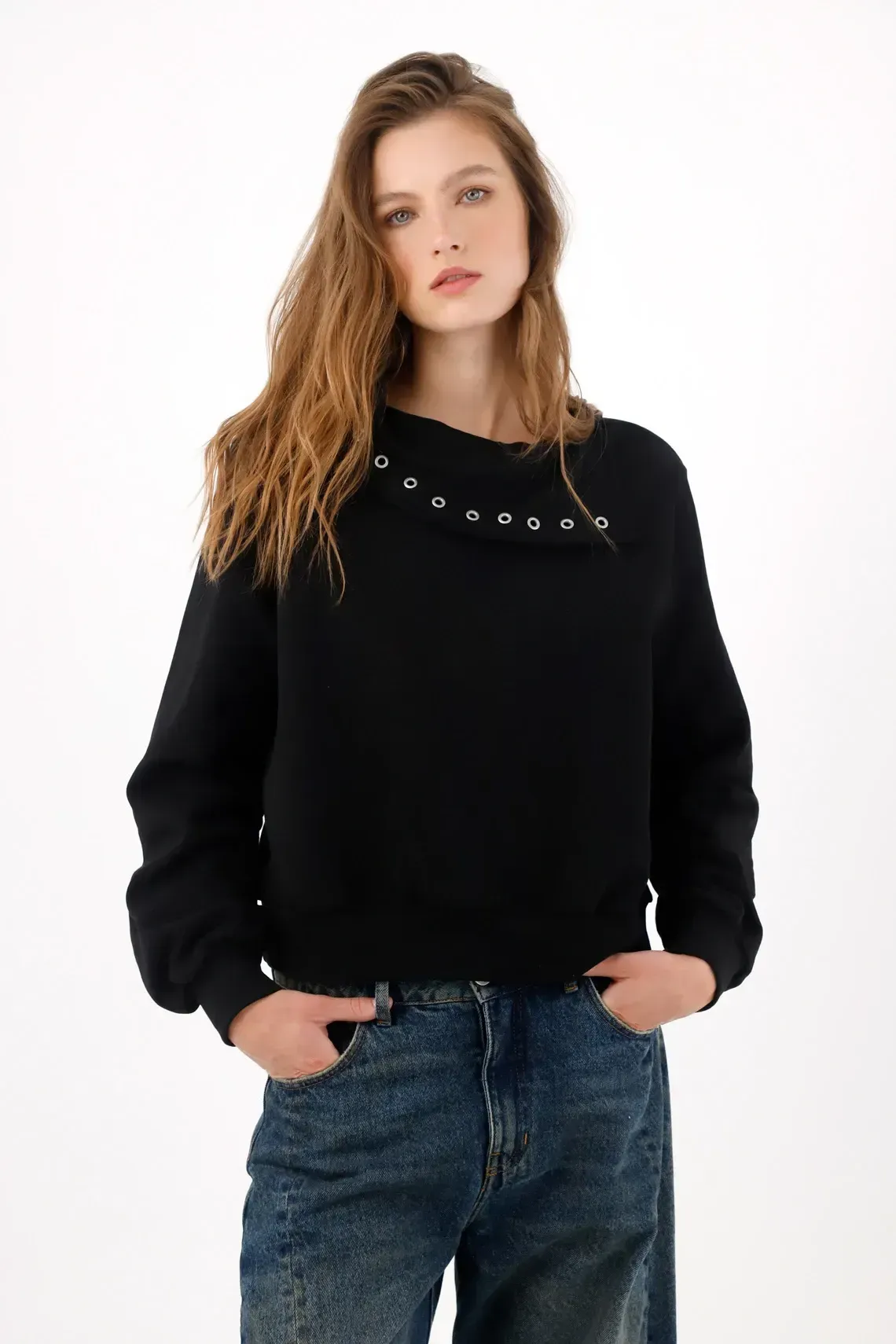 Buzo fit relajado con cuello asimétrico en  negro para mujer