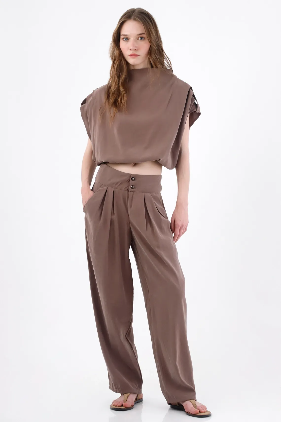 Pantalón pierna ancha con cintura de triple botón en gris amarronado para mujer
