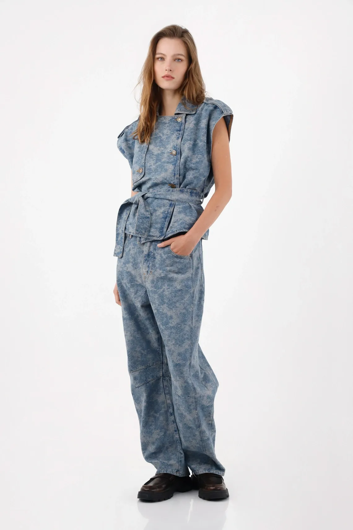 Chaleco holgado con cinturón anudado en denim para mujer