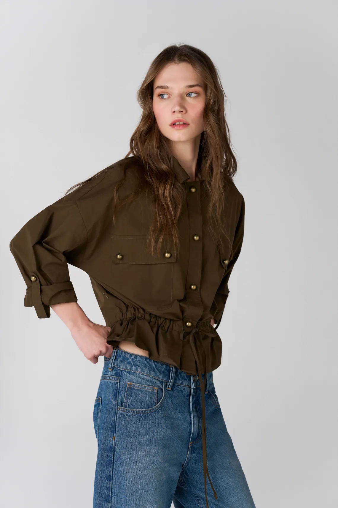 Camisa oversize con cintura fruncida en algodón verde oliva para mujer