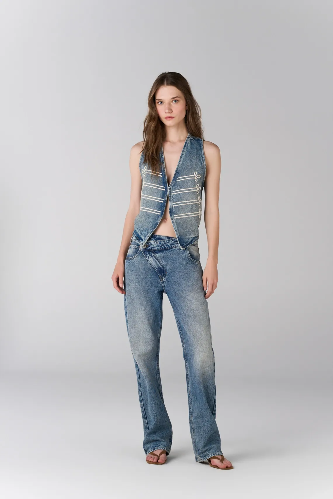 Chaleco fit recto con cordoneras frontales en denim para mujer