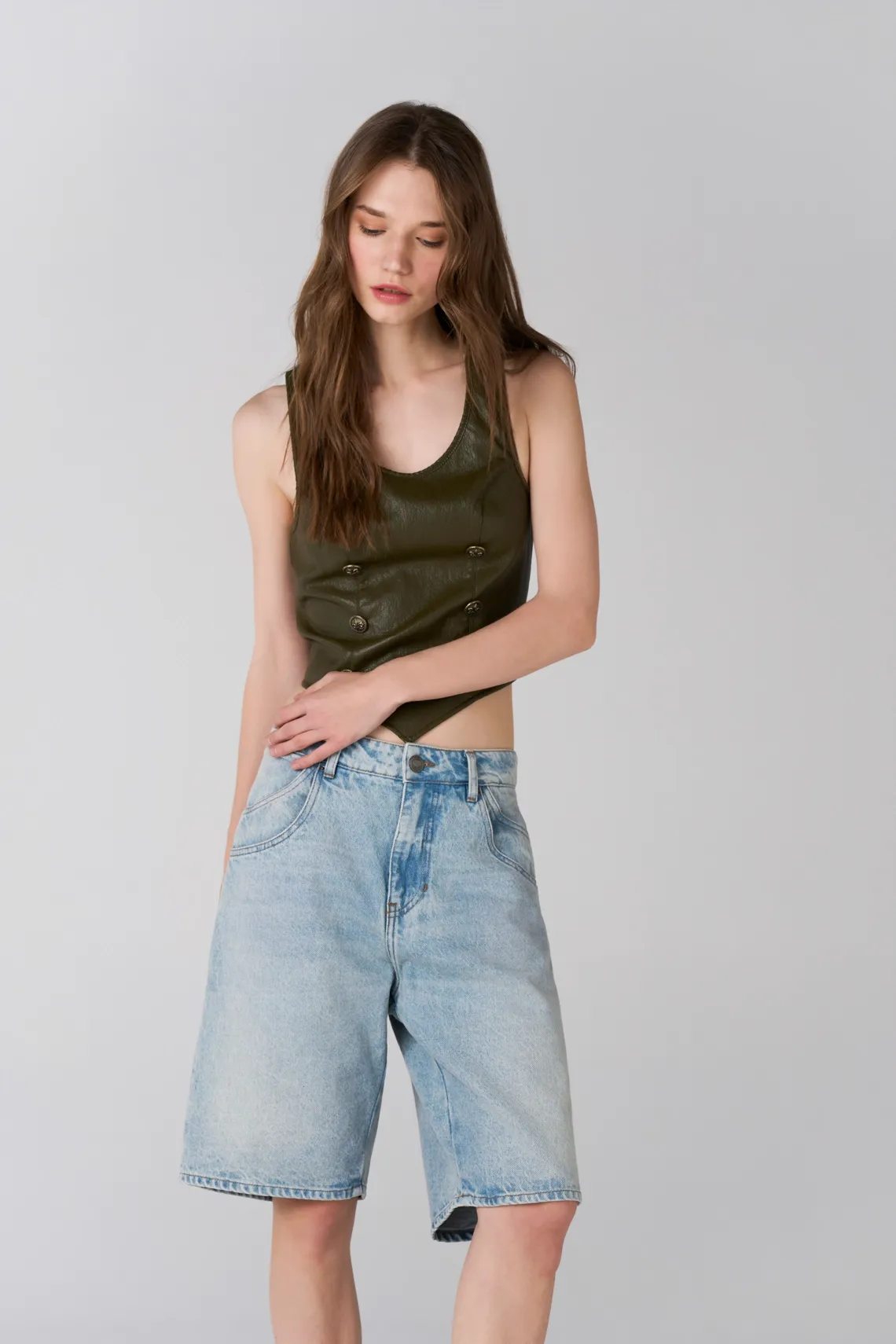 Bermuda amplia de tiro corto en denim para mujer