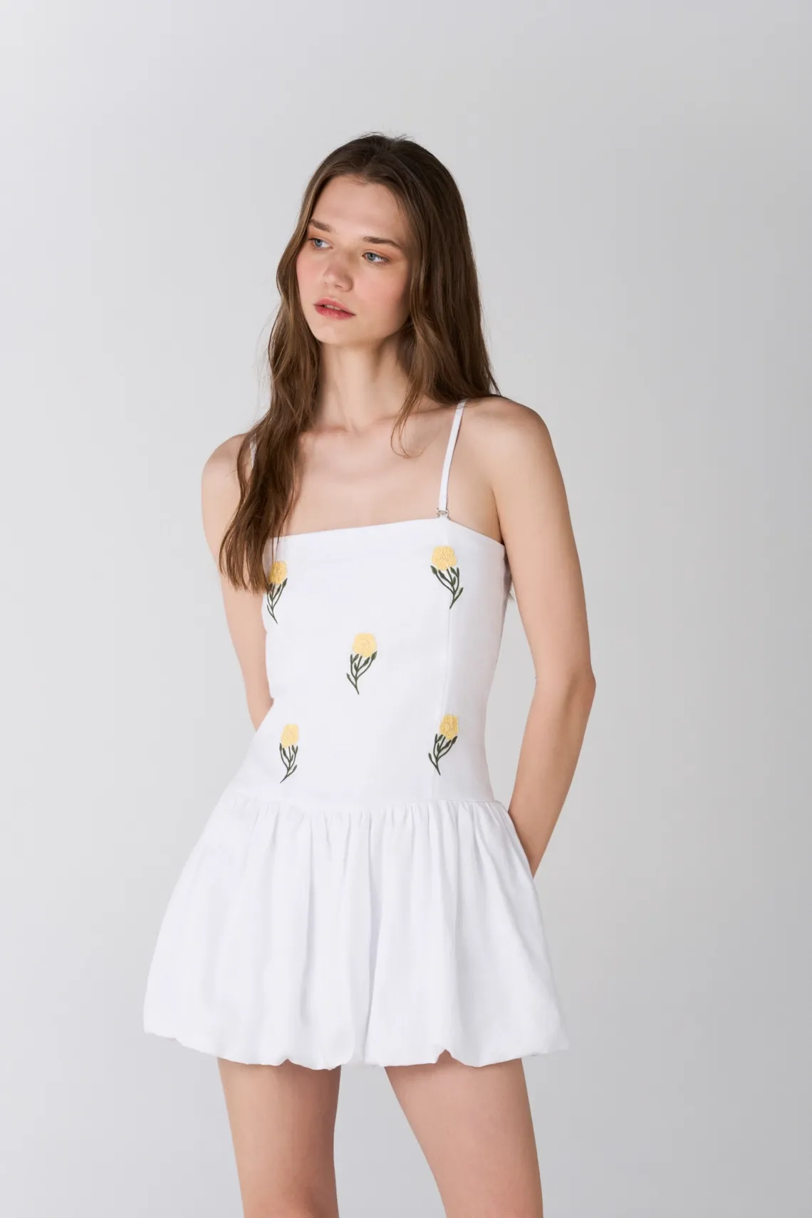 Vestido corto ajustado en la parte superior con falda amplia en algodón blanco para mujer