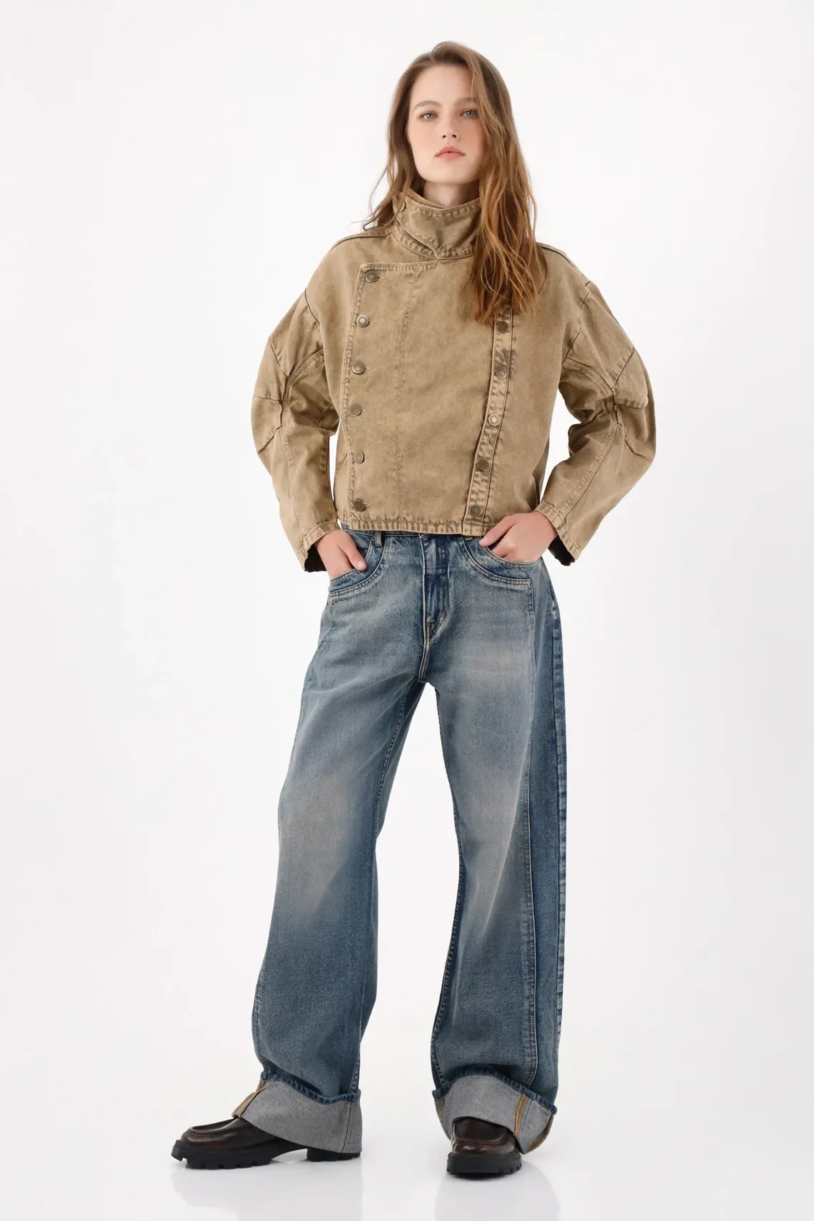 Chaqueta fit relajado con cruce asimétrico en kaki para mujer