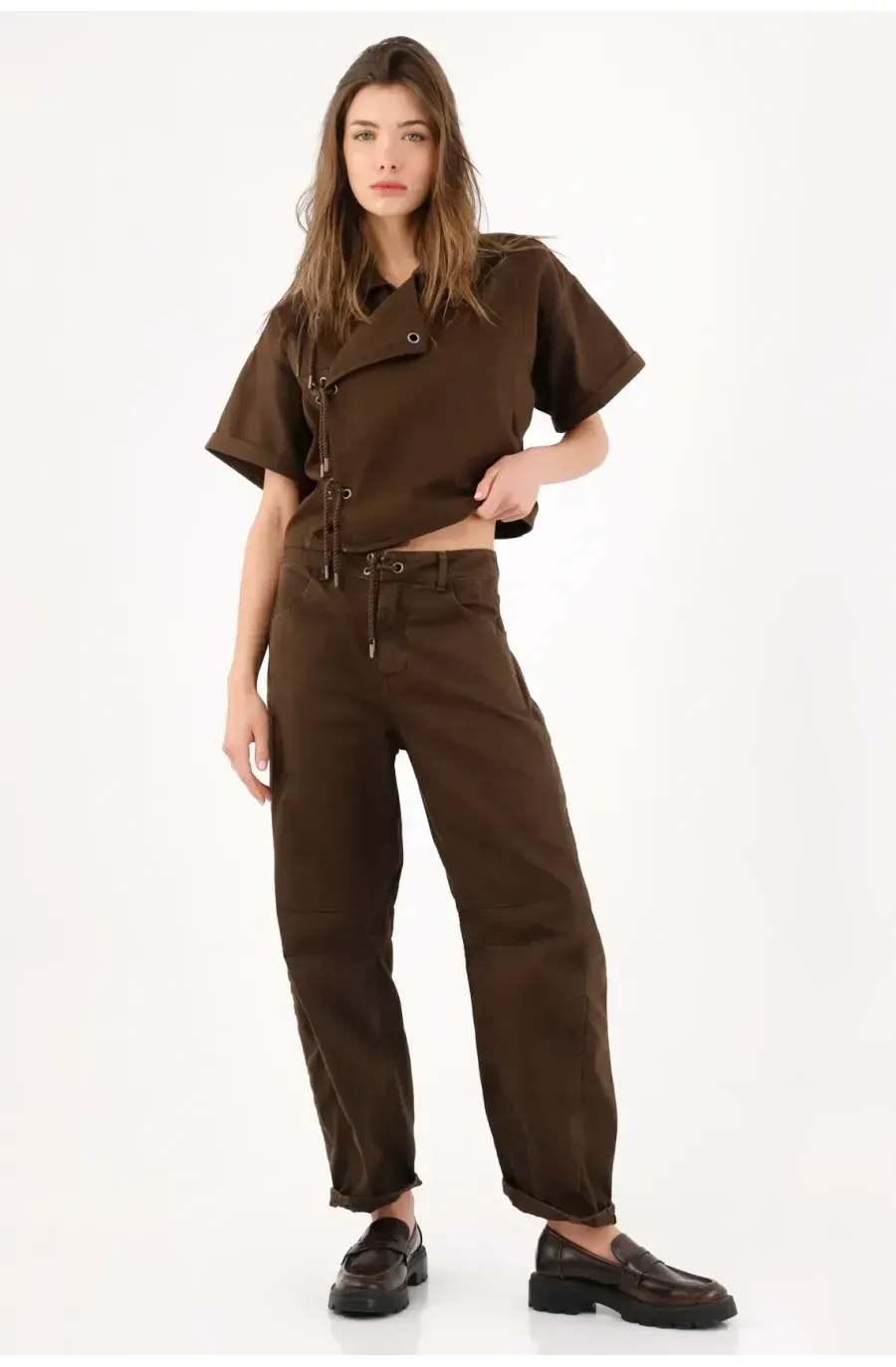 Camisa relaxed fit con cruce asimétrico con cordones en algodón café para mujer