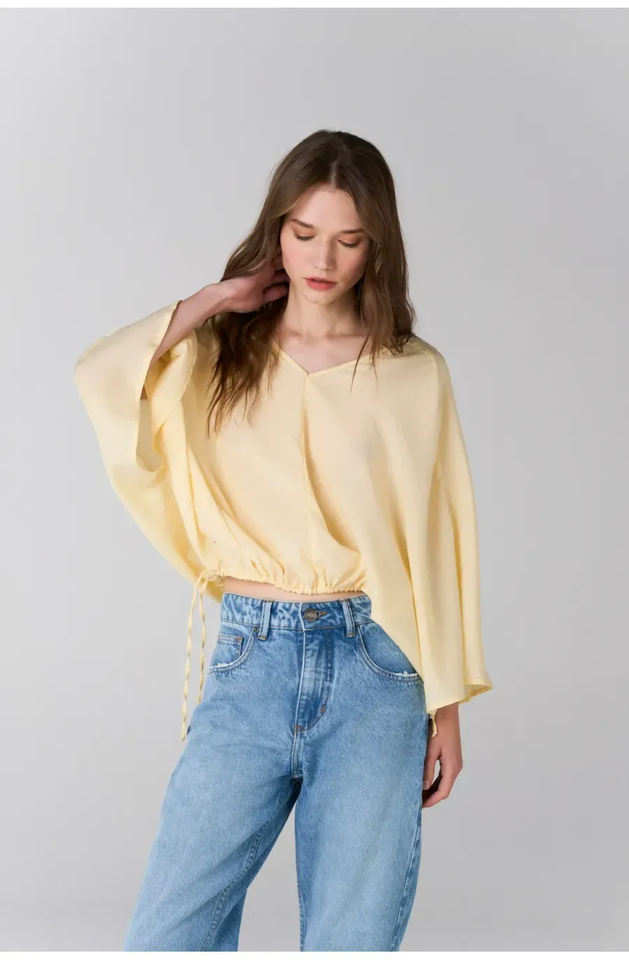 Camisa relajada con bajo fruncido y cordón en amarillo pastel para mujer