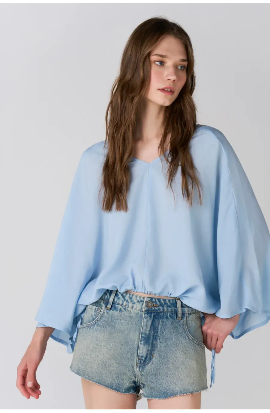 Camisa fit amplio con mangas amplias tres cuartos en azul cielo para mujer