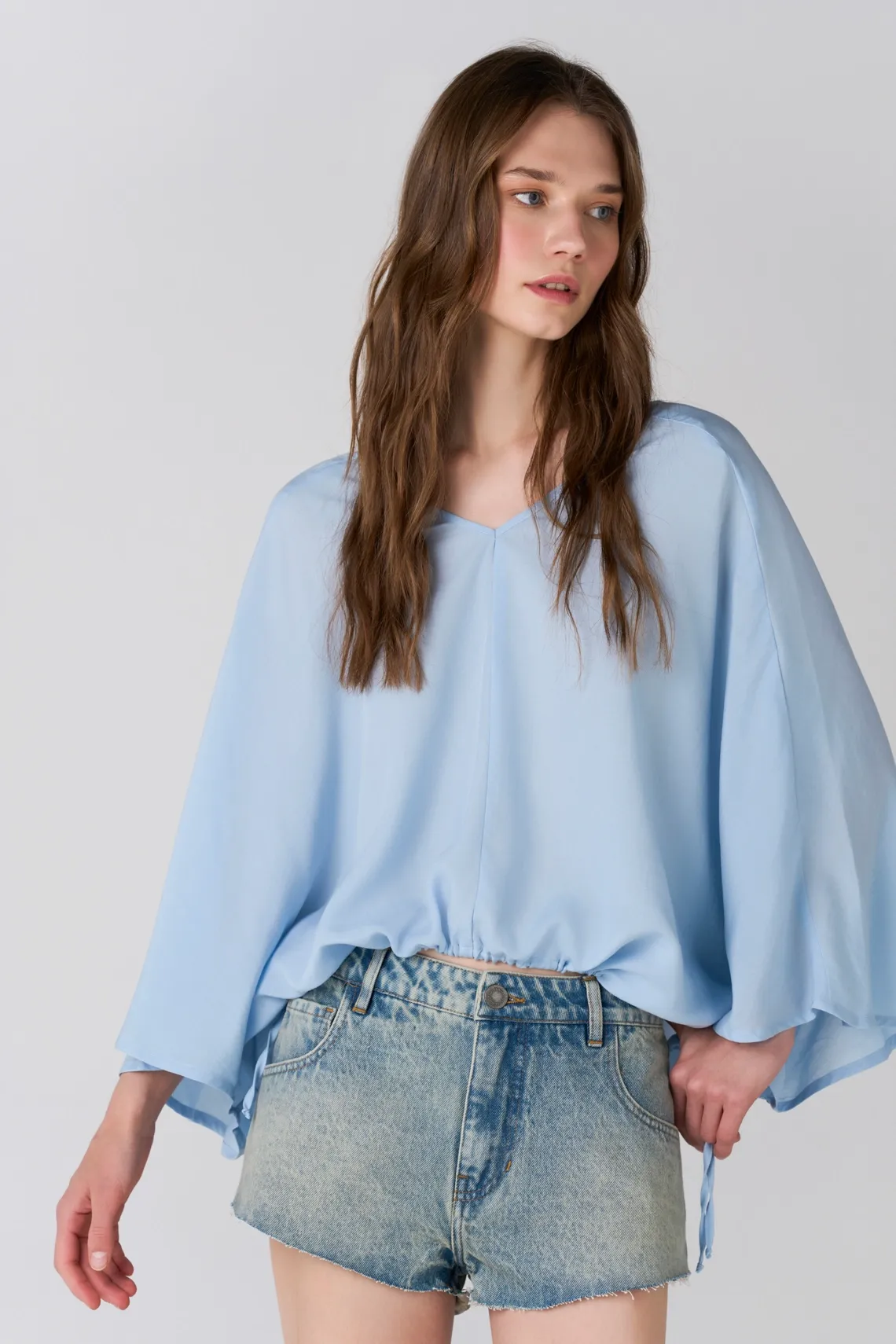 Camisa fit amplio con mangas amplias tres cuartos en azul cielo para mujer