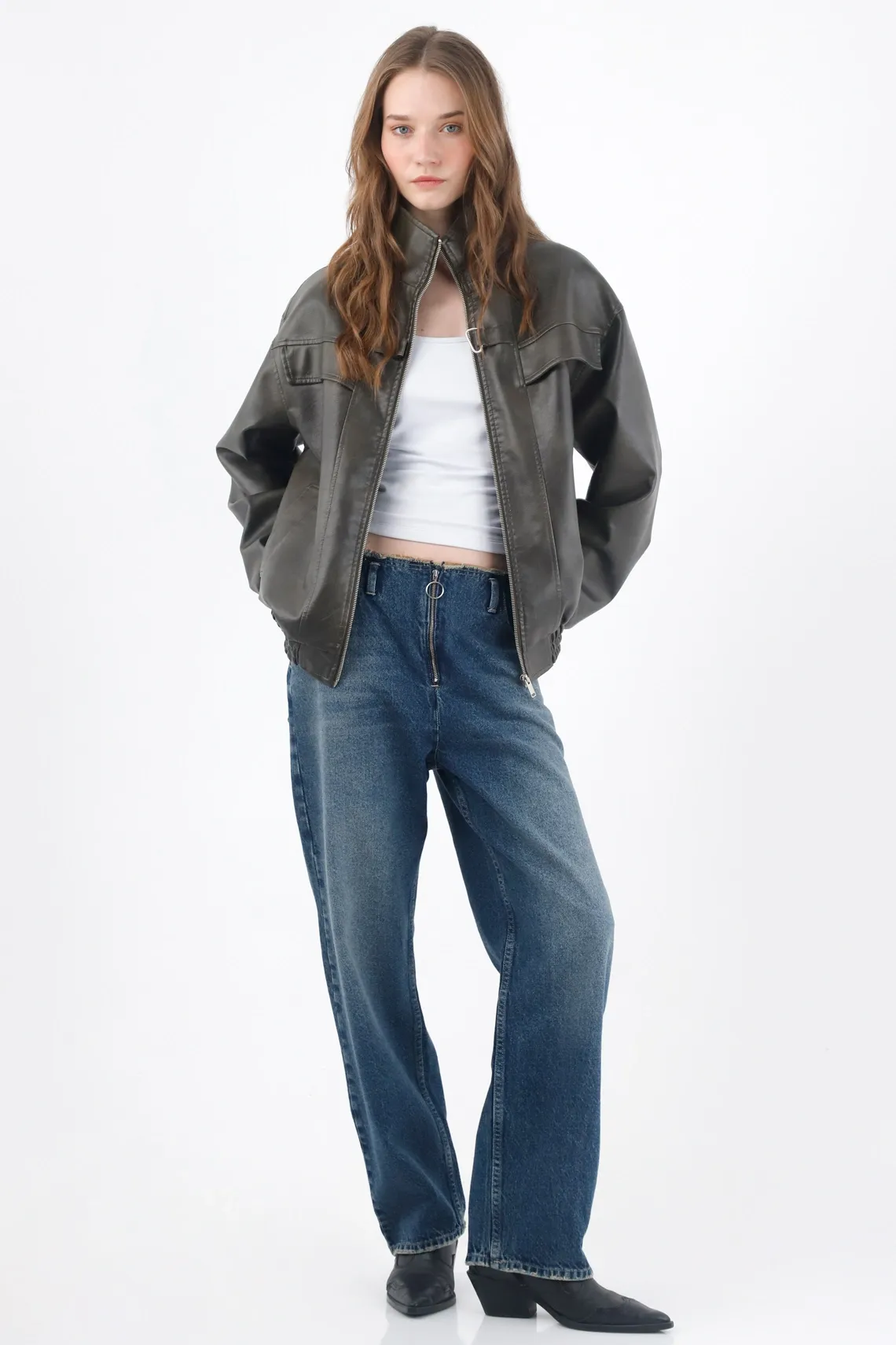 Jeans rectos con cierre con argolla en denim para mujer