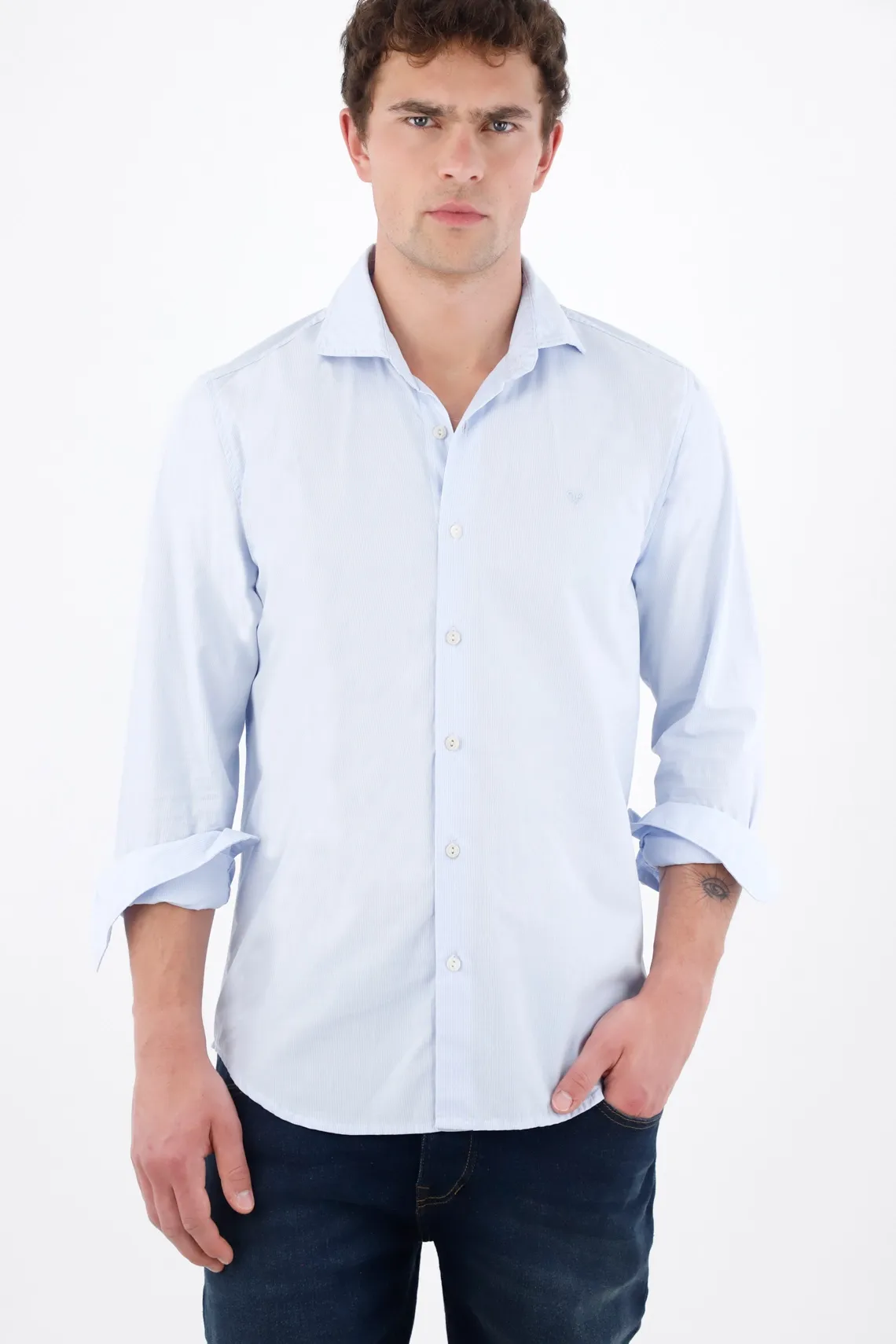 Camisa fit clásico con bordado tono sobre tono de algodón azul claro para hombre