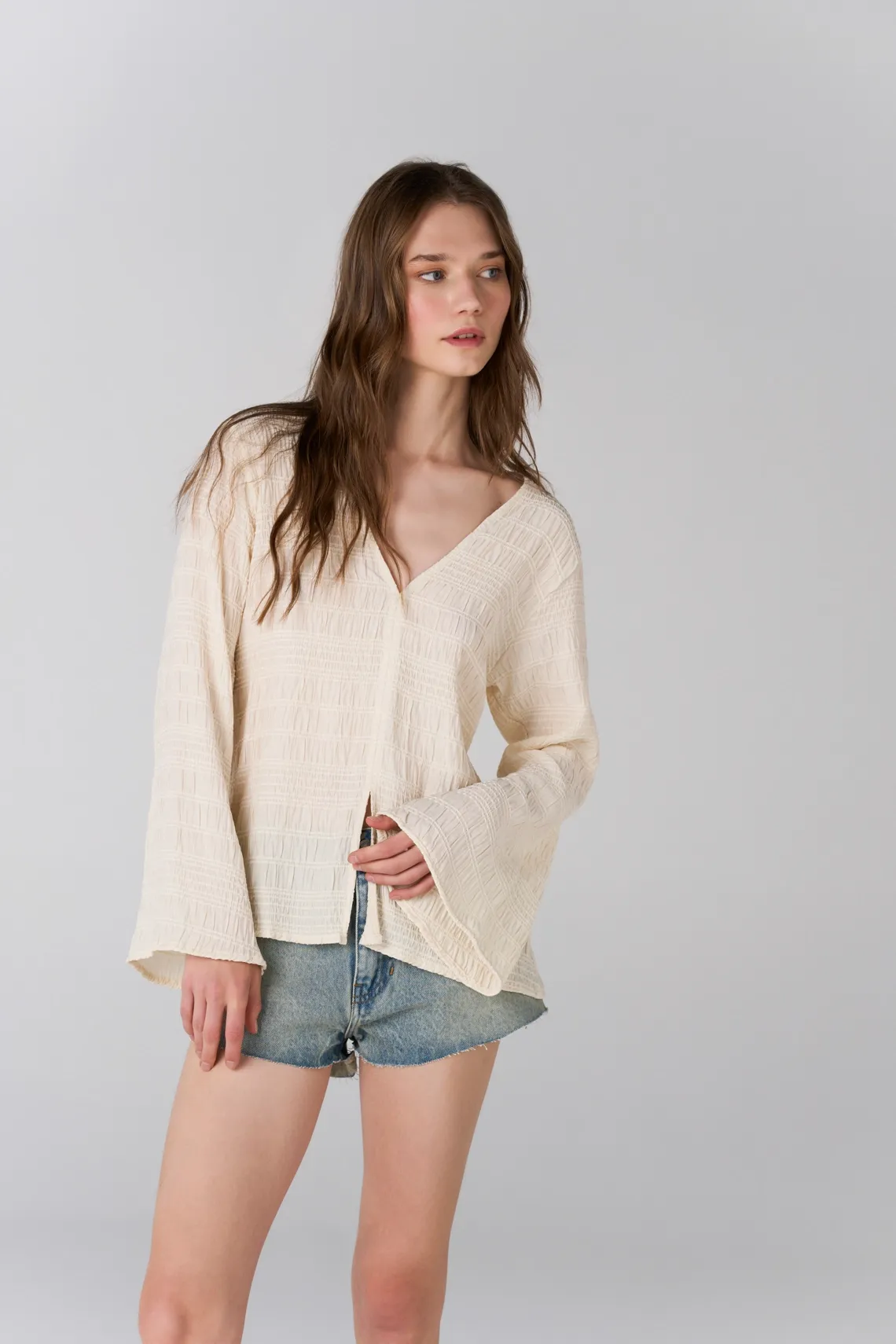 Camisa fit relajado con manga acampanada en  marfil para mujer