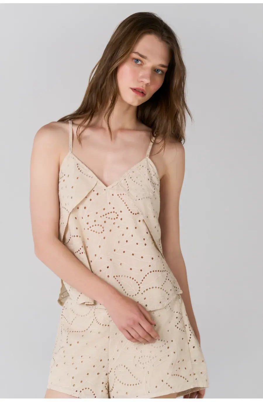 Top de tirantes fit relajado con bordado calado en algodón beige para mujer