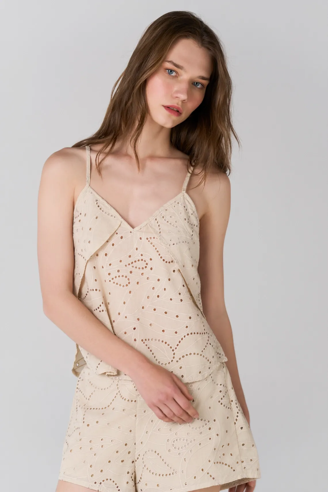 Top de tirantes fit relajado con bordado calado en algodón beige para mujer