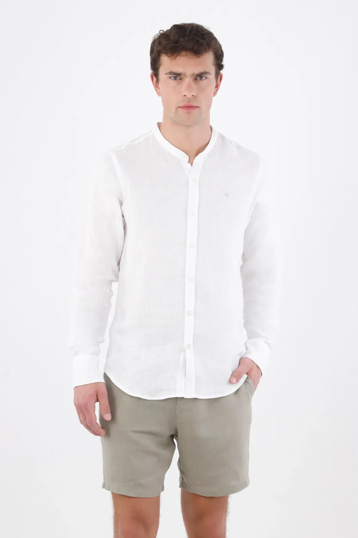 Camisa fit relajado con cuello recto en lino blanco para hombre