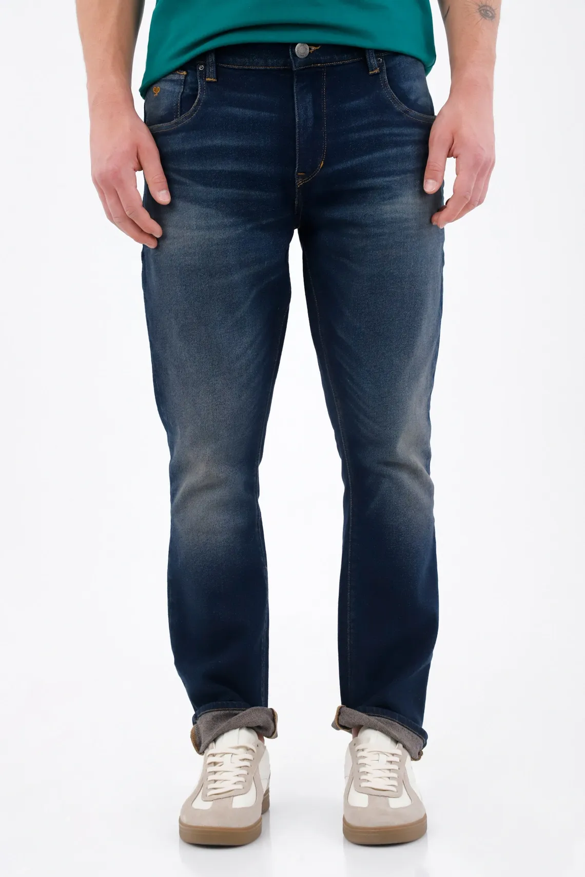 Jean recto con lavado con bigotes en denim para hombre