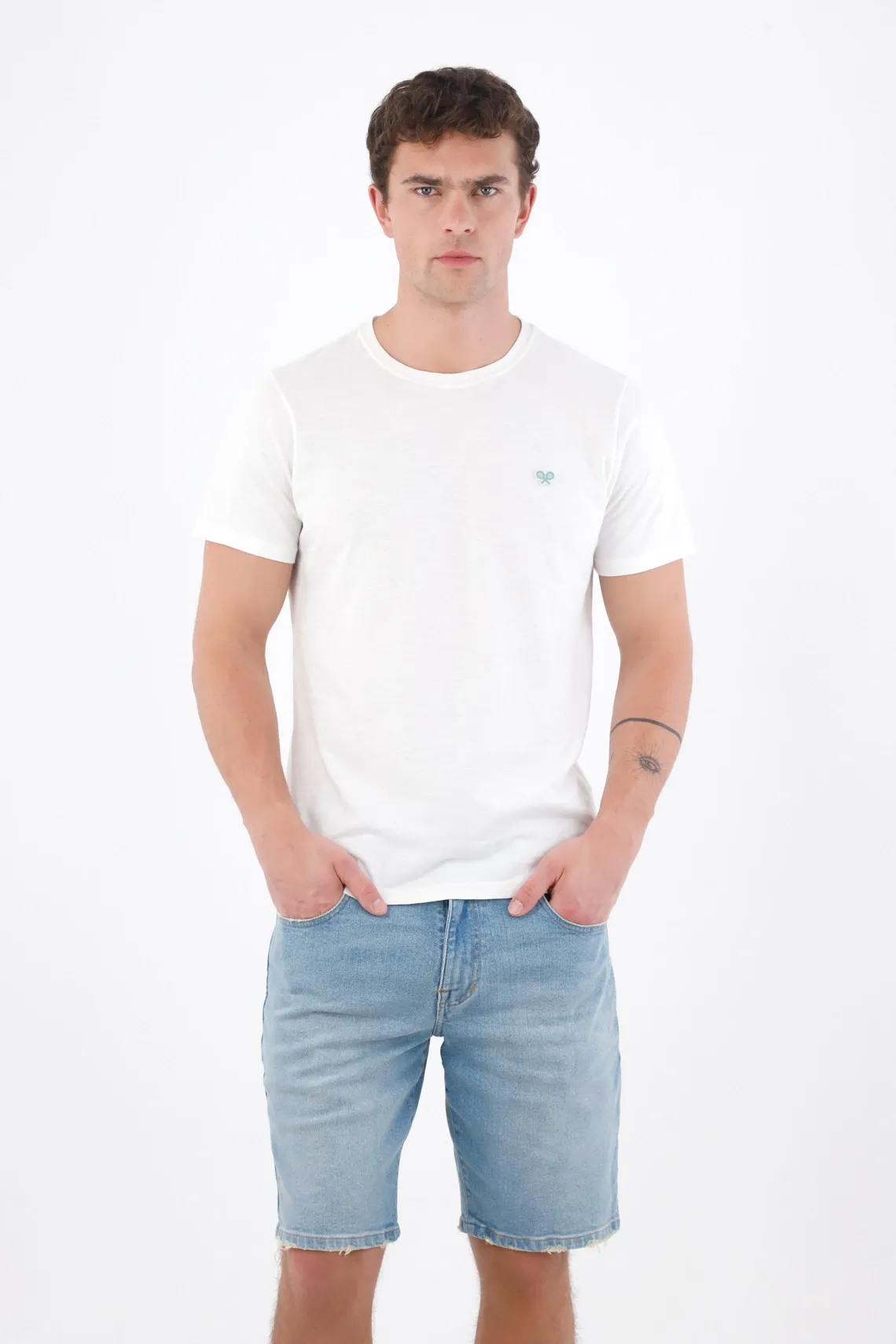 Bermuda regular con bajo deshilachado en denim para hombre