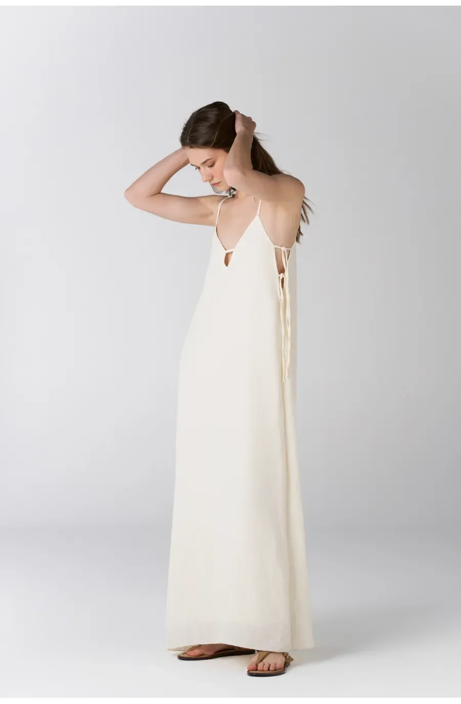 Vestido largo fit relajado con lazos laterales en marfil para mujer