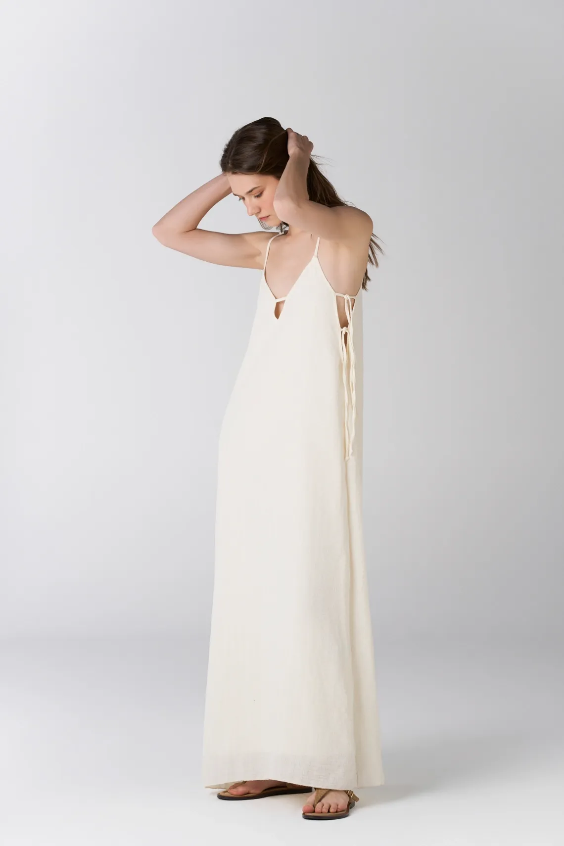 Vestido largo fit relajado con lazos laterales en marfil para mujer