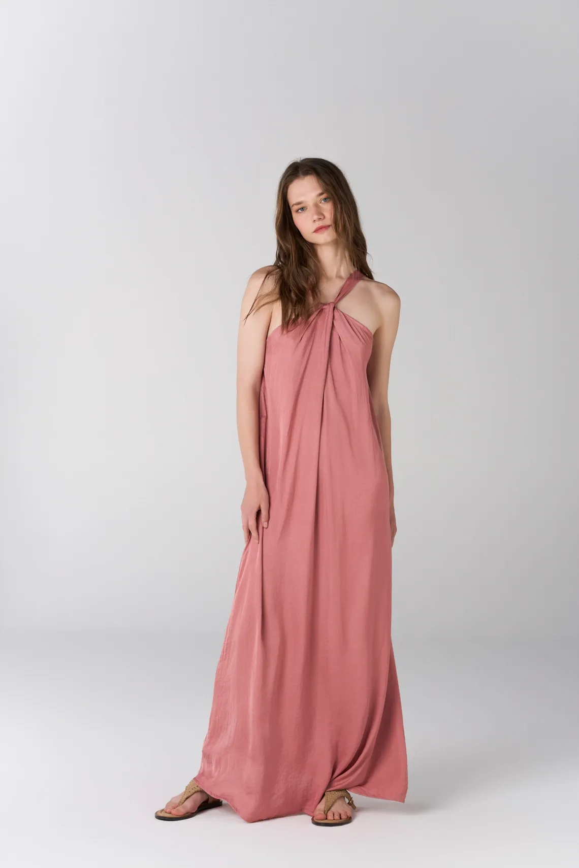 Vestido largo con anudado en cuello tipo cruzado en tono rosa para mujer