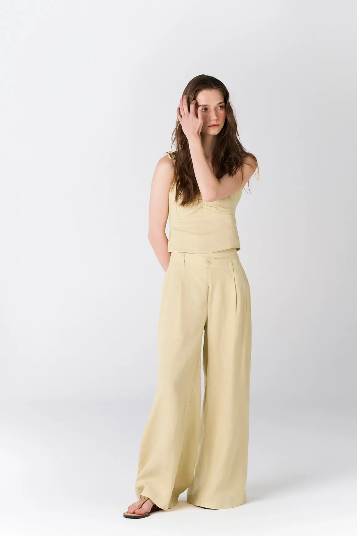 Pantalón wide leg con pliegues frontales en lino beige para mujer