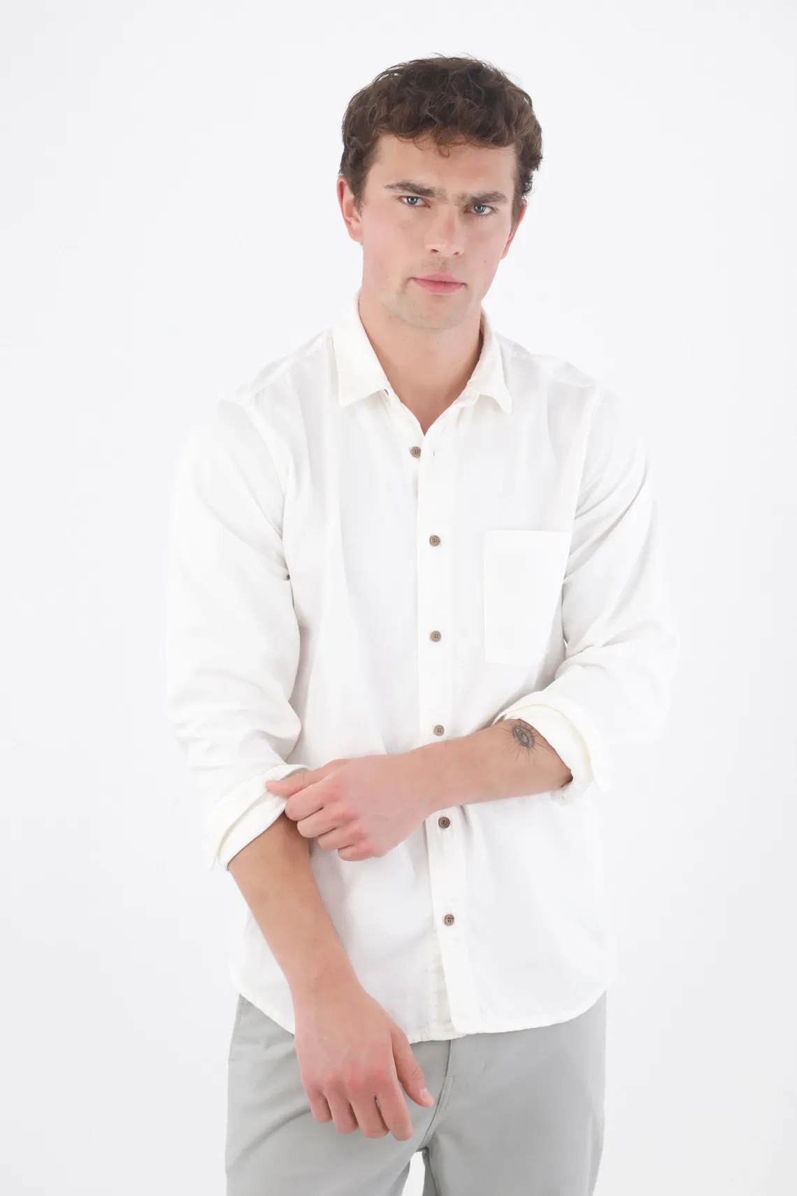 Camisa fit regular con botones en contraste de algodón blanco para hombre