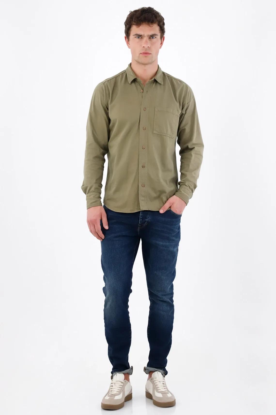 Camisa regular con bolsillo de parche en algodón verde oliva para hombre