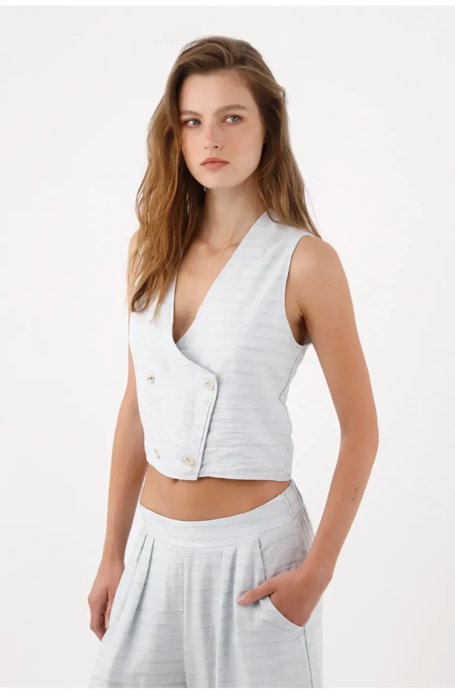 Chaleco corto con cruce doble y botones en gris claro para mujer