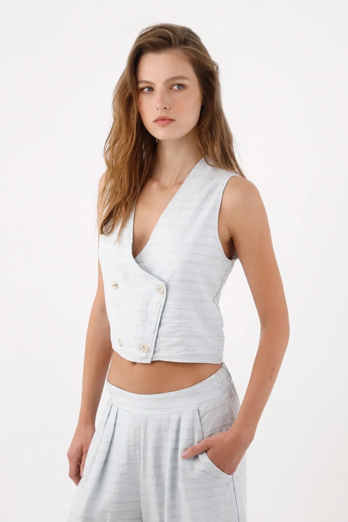 Chaleco corto con cruce doble y botones en gris claro para mujer
