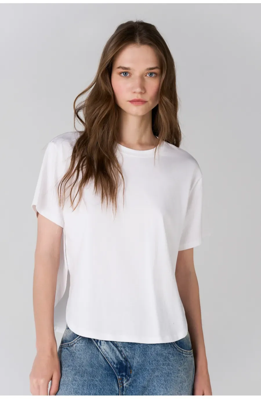 Camiseta relaxed fit con bajo curvo en algodón blanco para mujer