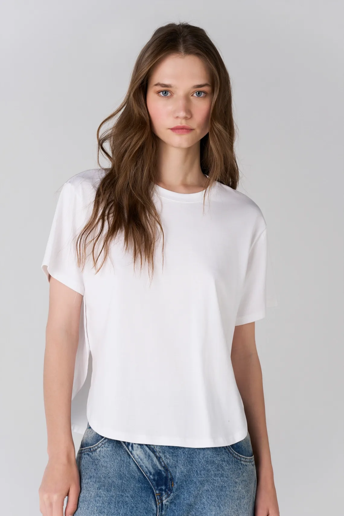 Camiseta relaxed fit con bajo curvo en algodón blanco para mujer