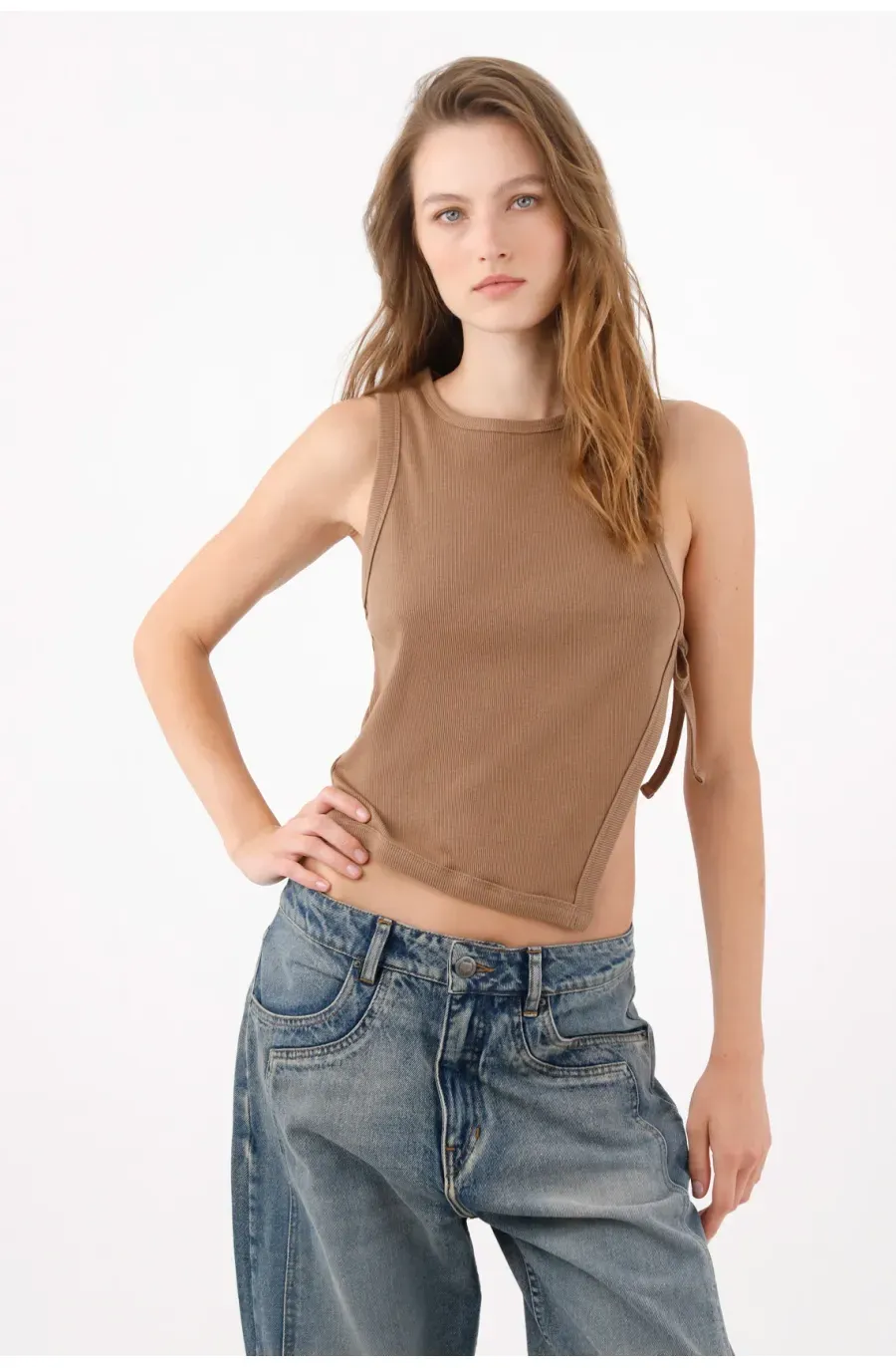 Top ceñido con lazo lateral y bajo asimétrico en punto acanalado camel para mujer